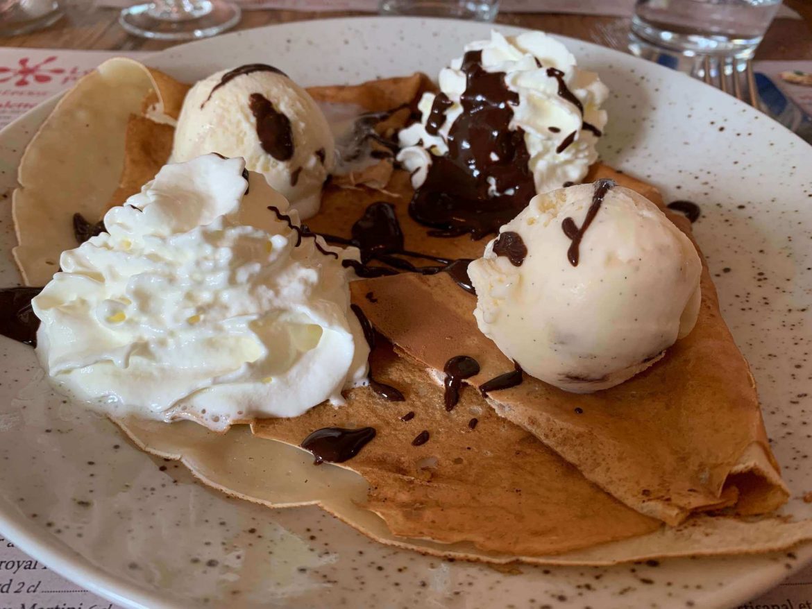 Crêpe traditionnelle bretonne, glace et chantilly