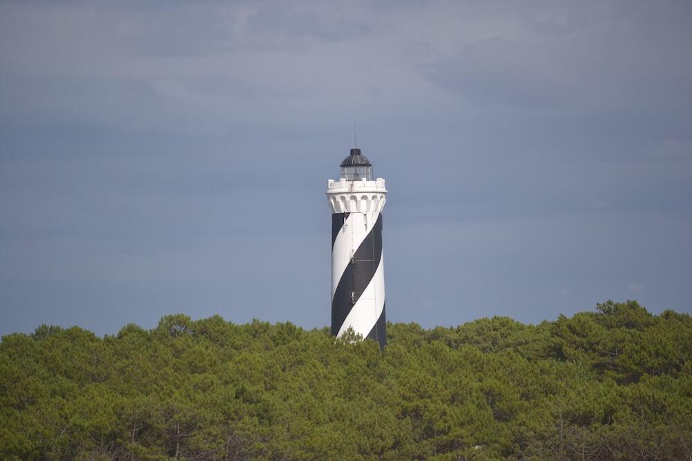 Phare de Contis avec ses bandes noires