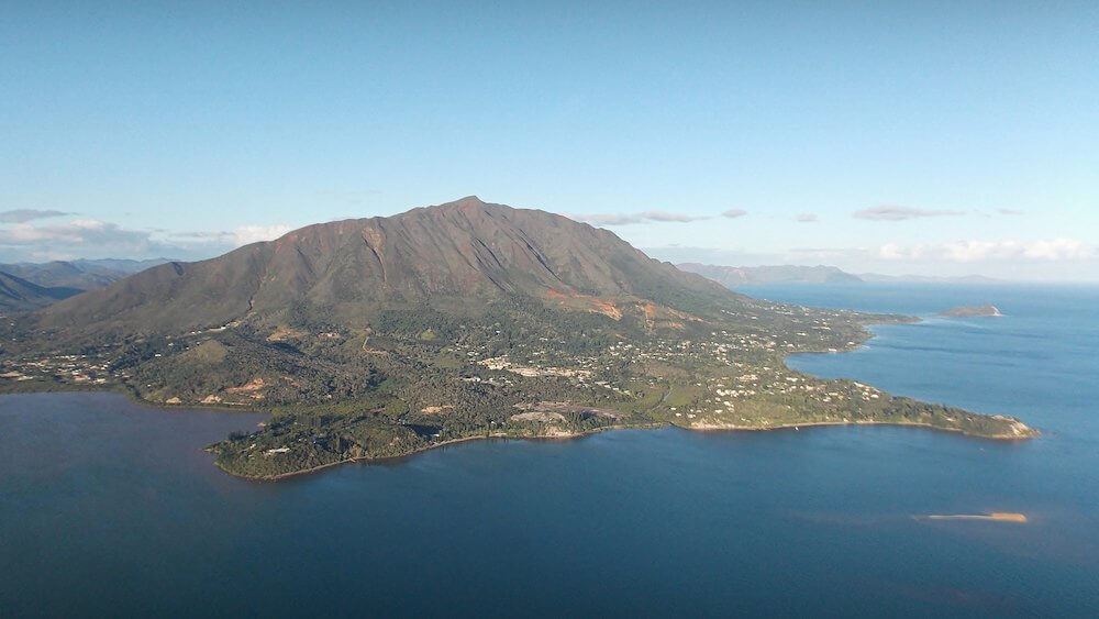 Mont Dore avec vue sur la ville de Nouméa, le lagon et les montagnes rouges du Grand Sud